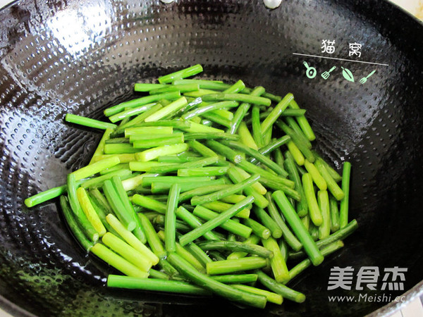 Grilled Rice Eel with Garlic Sprouts recipe