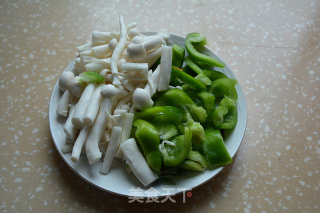 Stir-fried Double Mushrooms with Green Peppers and Carrots recipe