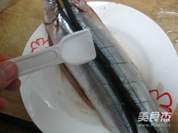 Grilled Saury with Spicy Sauce recipe