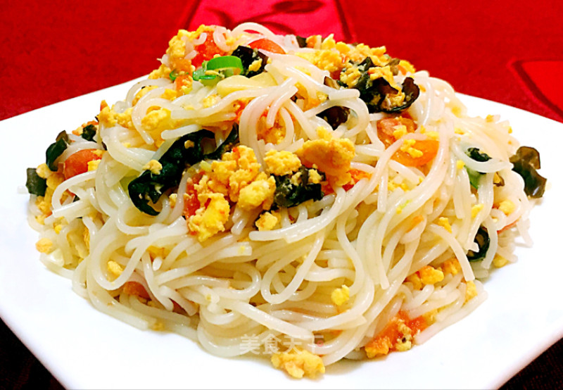 Stir-fried Rice Noodles with Tomato, Egg, Fungus recipe