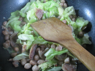 Stir-fried Beef Cabbage with Peanuts, Sausage and Sausage recipe