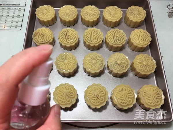 Mooncake with Lotus Seed Paste and Salted Egg Yolk (cantonese Style) recipe