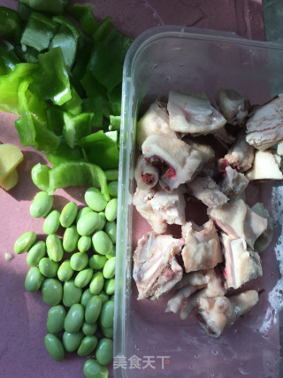 Stir-fried Chicken with Green Pepper and Edamame recipe