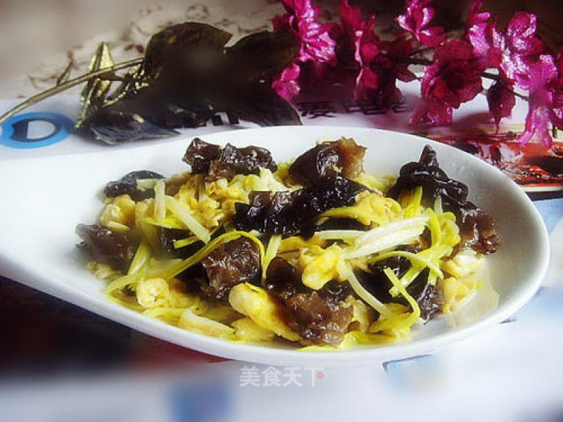 Scrambled Eggs with Garlic Yellow Fungus. recipe