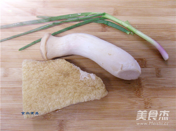 Fried Pleurotus Eryngii with Pork Skin recipe