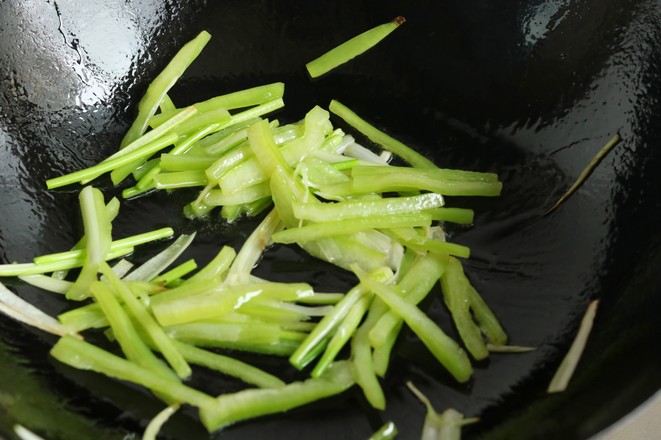 Stir-fried Loofah Skin with Green Pepper recipe