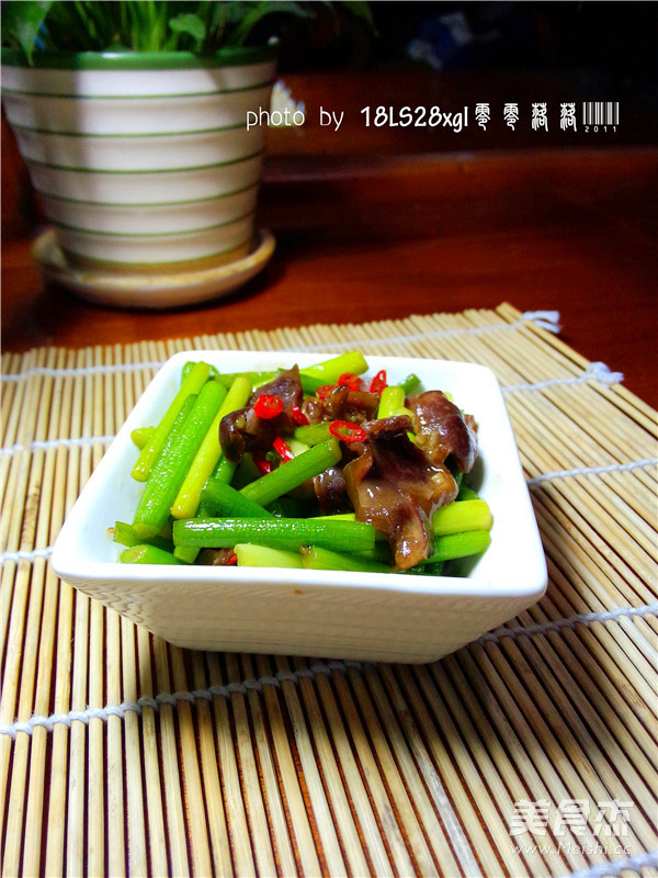 Stir-fried Duck Gizzards with Garlic Stalks recipe