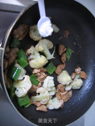 Stir-fried Cauliflower with Green Pepper Pork Slices recipe