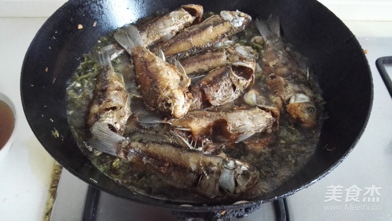 Roasted Crucian Carp with Potherb Mustard recipe