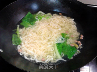 Instant Noodles with Clear Soup and Fried Sauce recipe