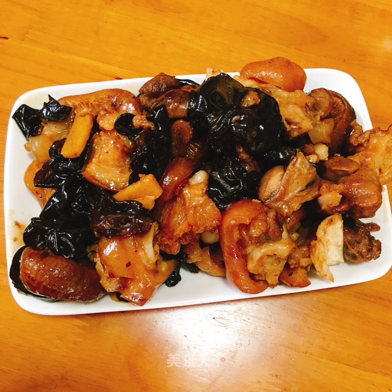 Braised Pig's Trotter with Black Fungus and Mushroom recipe