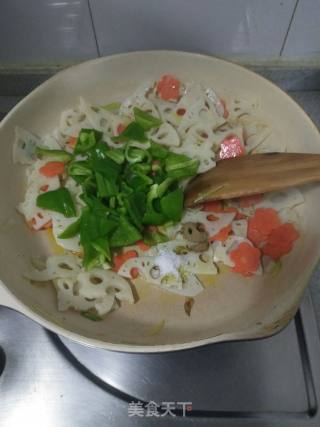 Stir-fried Lotus Root with Green Pepper and Carrot recipe