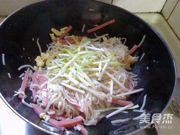 Stir-fried Hor Fun with Chives recipe