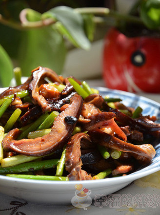 Spicy Three Ding Pork Belly Stir-fried Garlic recipe