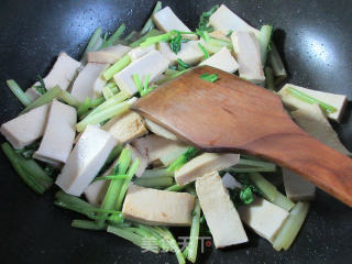 Celery Stir-fried Thousand Pages Tofu recipe