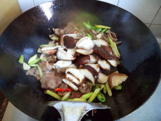 Stir-fried Beef with Fresh Mushrooms recipe