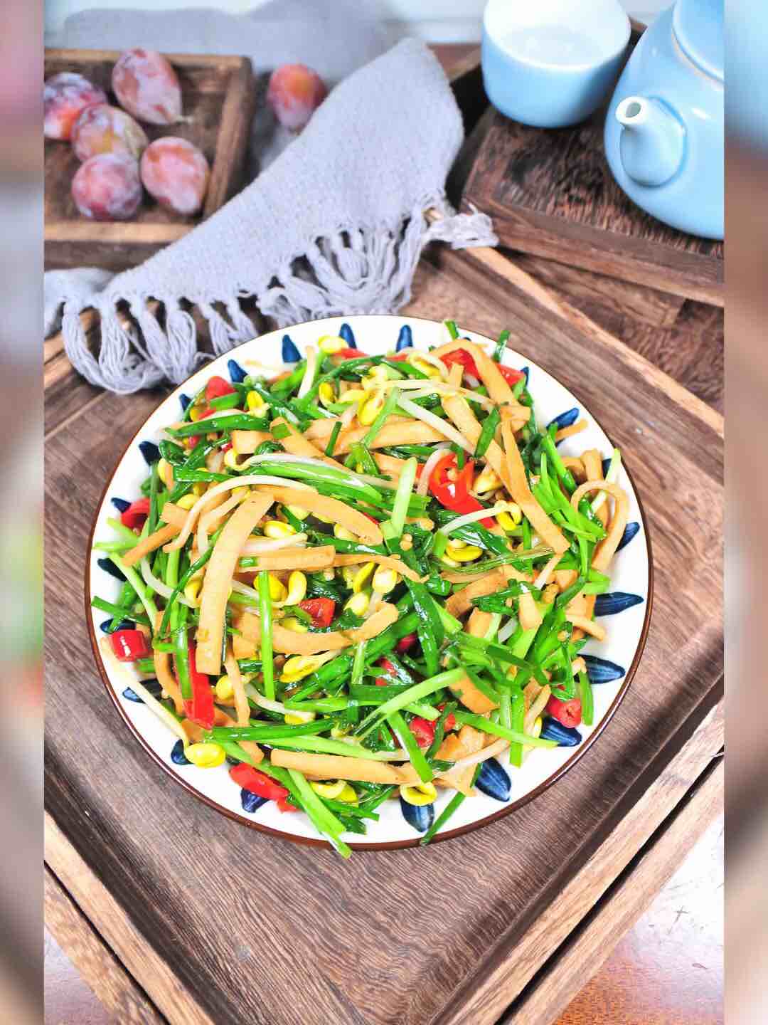 Stir-fried Dried Seeds with Chives and Bean Sprouts recipe