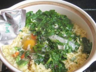 Lettuce and Egg Boiled Instant Noodles recipe