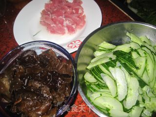 Stir-fried Lean Pork with Cucumber Fungus recipe