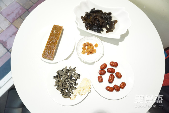 Black Fungus, Angelica and Red Date Soup recipe