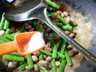 Stir-fried Plum Beans with Peanuts recipe