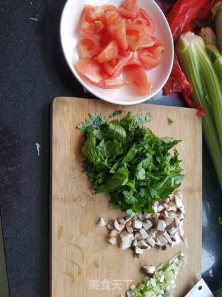 Stir-fried Noodles with Tomato, Egg and Mushroom recipe