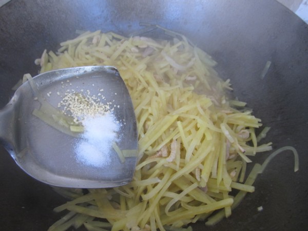 Stir-fried Shredded Potatoes with Shredded Pork and Shrimp Skin recipe