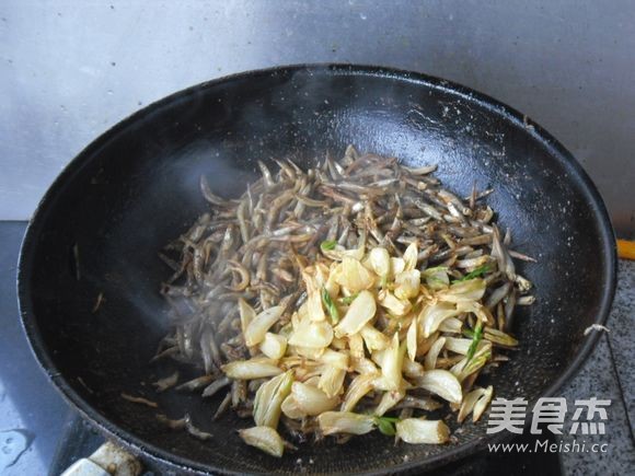 Stir-fried Small Dried Fish with Garlic recipe