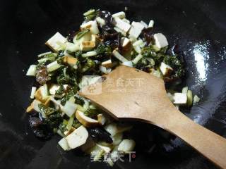 Stir-fried Pickled Cabbage with Black Fungus recipe