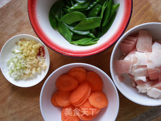Stir-fried Pork Belly with Snow Peas and Carrots recipe