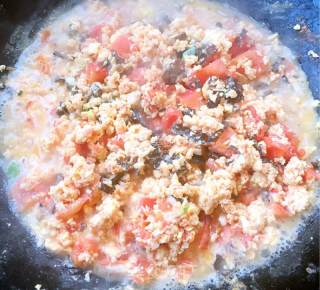 Stir-fried Rice Noodles with Tomato, Egg, Fungus recipe