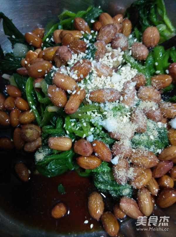 Spinach Mixed with Peanuts recipe