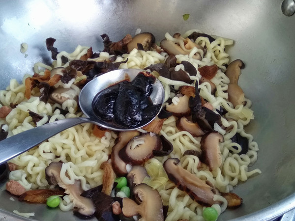 Mushroom Fried Sauce Noodle#中卓 Instant Noodles# recipe