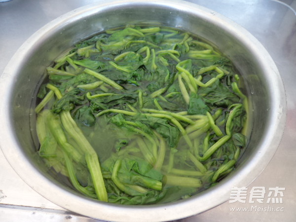 Spinach with Black Fungus recipe