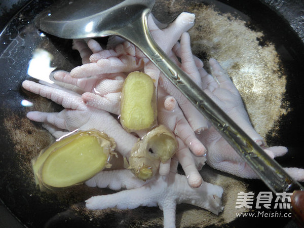 Fragrant Chicken Feet recipe