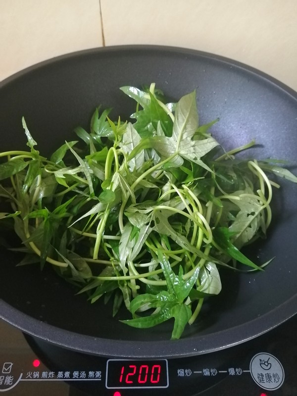 Xiaobai Makes Food~~sweet Potato Leaf Fried Noodles recipe