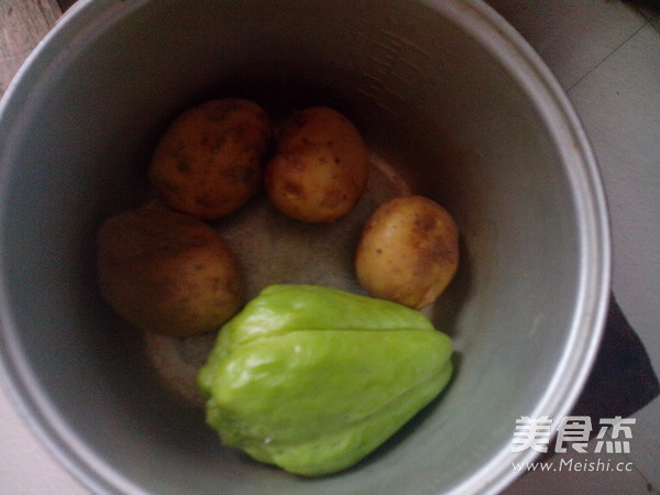 Stir-fried Shredded Potatoes with Chayote recipe