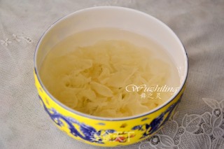 【peach Gum White Fungus Soup】 recipe