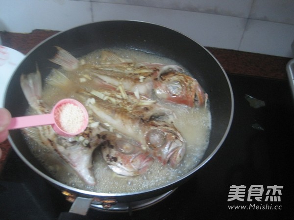 Fried and Braised Bigeye recipe
