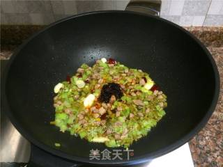 Stir-fried Beef Cubes with Soaked Cowpea recipe