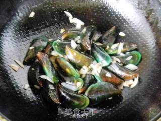 Grilled Mussels with Onions recipe