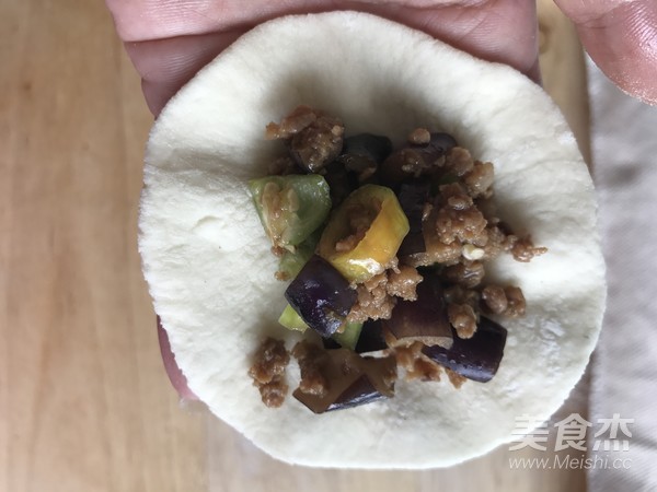 Pork Buns with Green Pepper and Purple Eggplant Sauce recipe