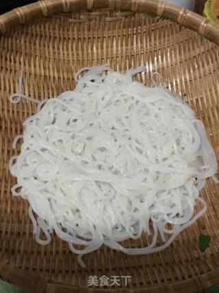 Carob Shredded Pork Topped with Rice Noodles recipe
