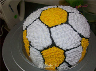 Lg’s Birthday Cake @@ Attach A Detailed Illustration of How to Make A Chocolate Sponge Cake and Decorate The Football Shape~~football Cake recipe