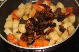 Home Cooking-braised Pork with Black Garlic and Beans recipe