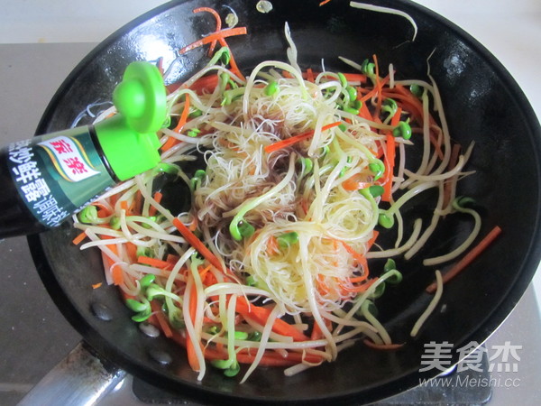 Stir-fried Rice Noodles with Seafood recipe