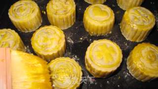 Cantonese-style Lotus Seed Paste Moon Cake recipe