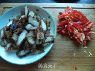 Stir-fried Rice Noodle Meat with Red Pepper recipe