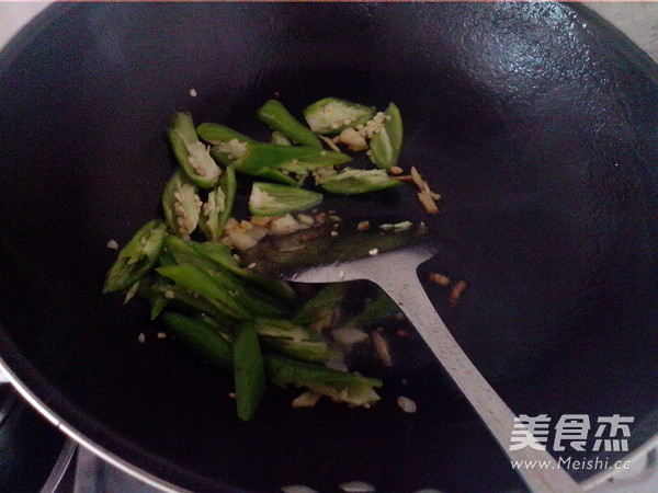 Green Pepper Mixed with Preserved Egg recipe