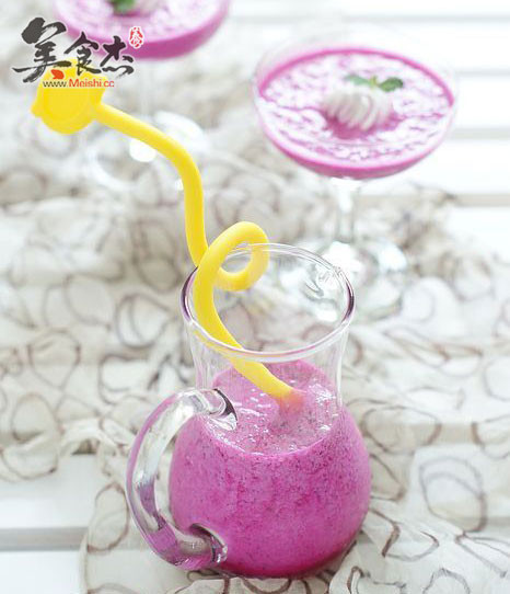 Yogurt and Red Dragon Fruit Iced Milkshake recipe